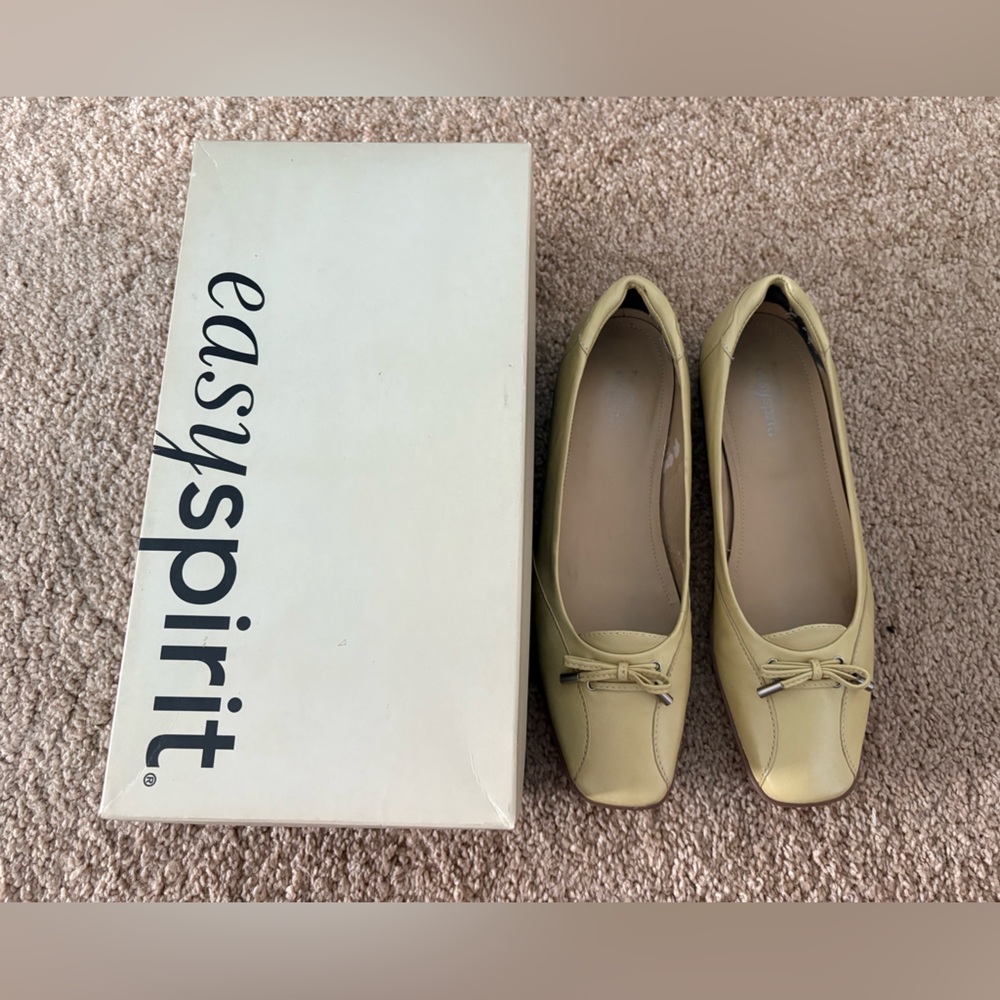 Easy Spirit Women's Cream Loafers